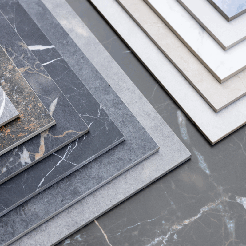 Ambiente moderno con diferentes estilos de pisos porcelánicos y cerámicos que representan las últimas tendencias en diseño.