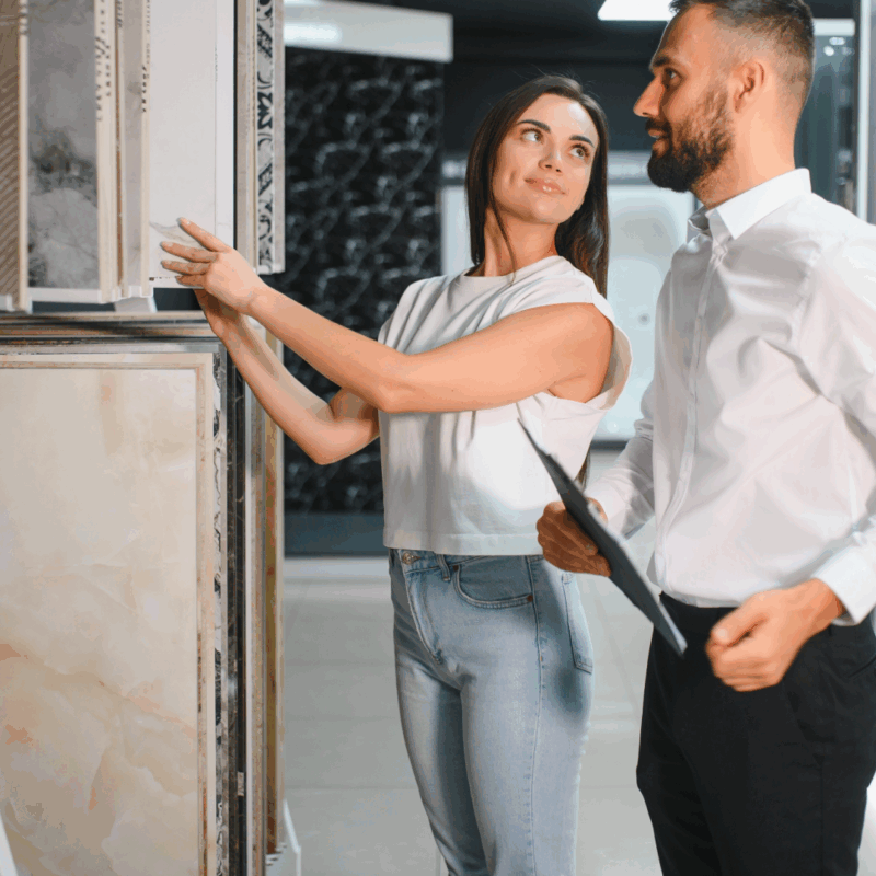 Persona limpiando piso de porcelanato con trapeador y productos adecuados para su mantenimiento