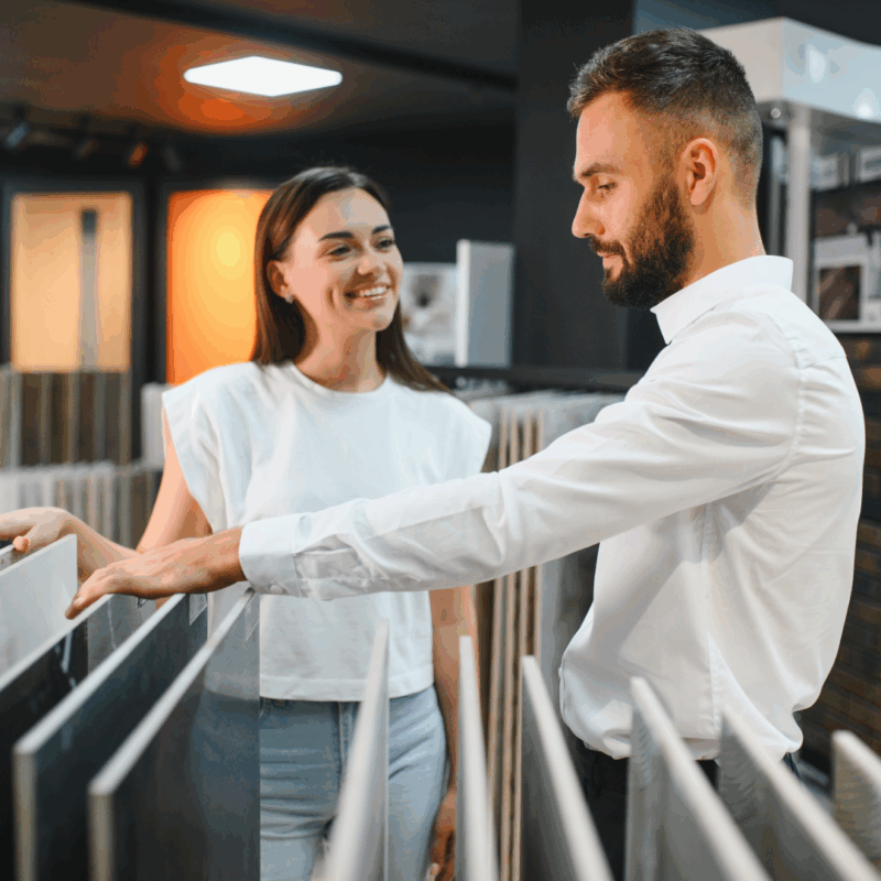 Comparación visual entre piso cerámico y porcelánico en una sala moderna, mostrando diferencias de diseño y acabado