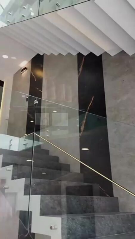 Escaleras interiores con acabados de porcelánico en residencia de Puebla