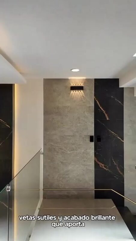 Hall de entrada con piso efecto mármol negro Cavatore de Grupo Dalvi