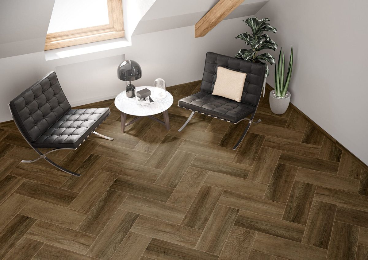 Vista detalle piso Decker Cesantoni patrón herringbone espiga en ambiente elegante disponible en Grupo Dalvi Puebla