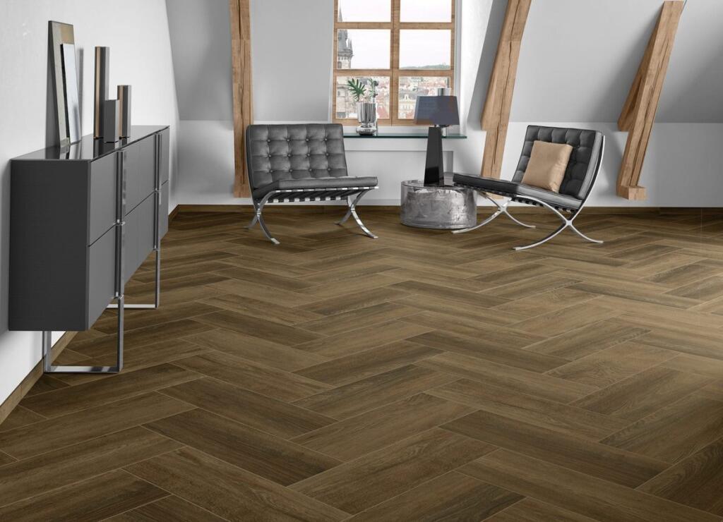 Piso tipo madera Decker de Cesantoni instalado en patrón herringbone (espiga) en sala moderna con sillones Barcelona disponible en Grupo Dalvi Puebla