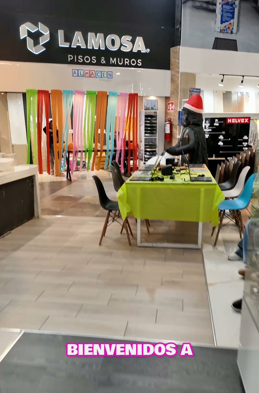 Showroom Grupo Dalvi decorado para Dalvimania con papel picado de colores
