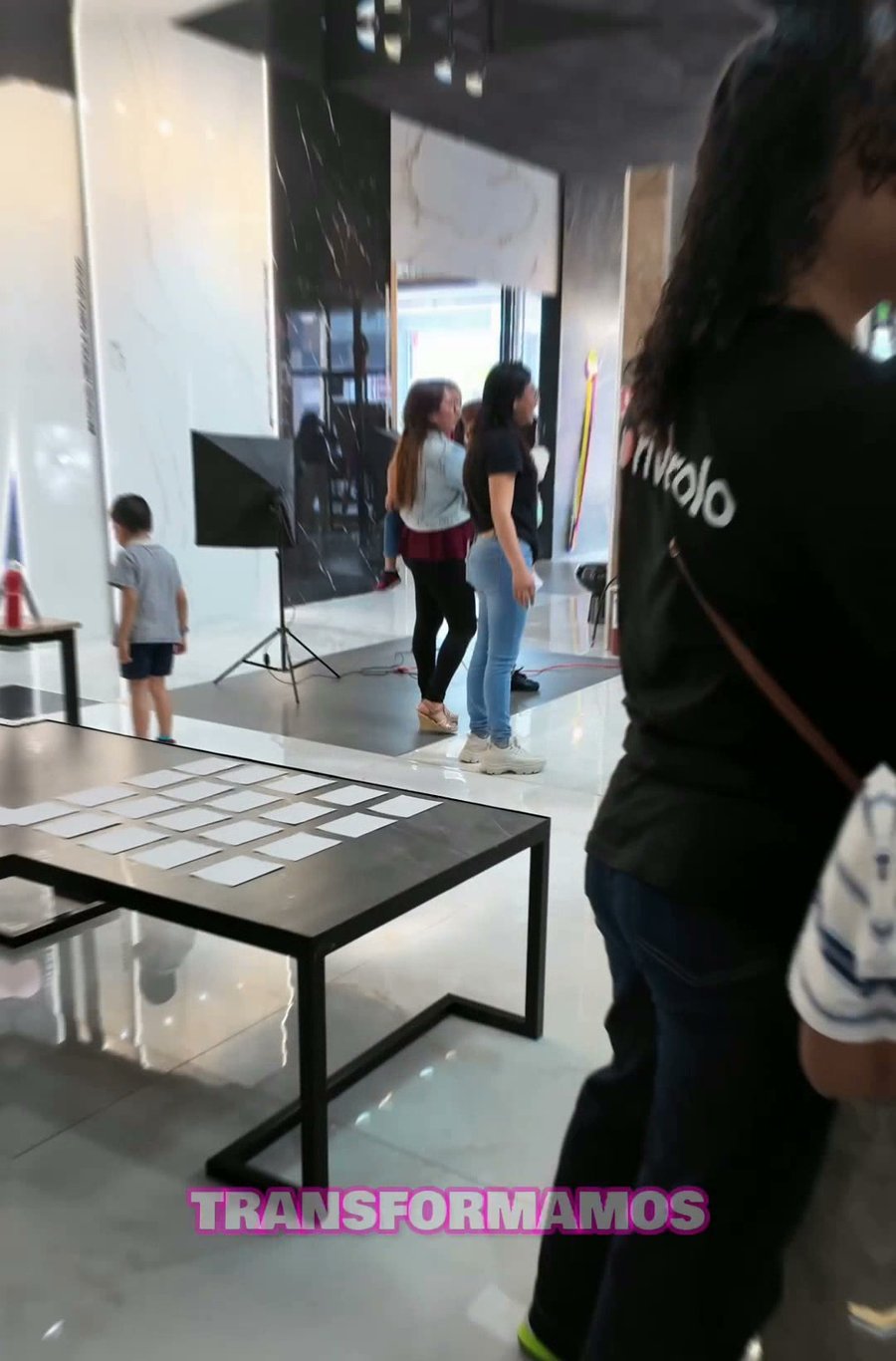 Recorrido por el showroom Grupo Dalvi durante Dalvimania con familias de colaboradores