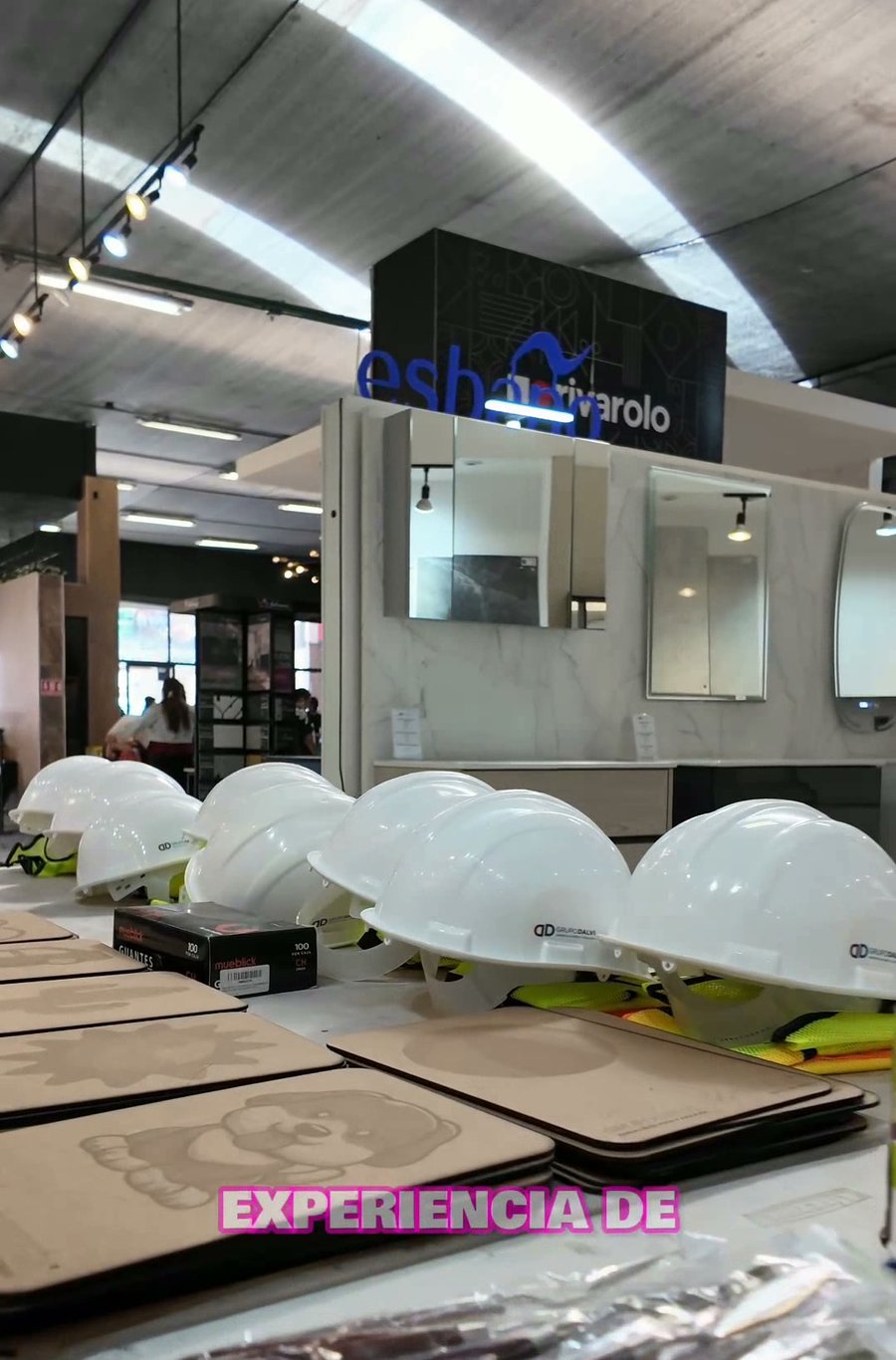 Cascos de seguridad blancos y materiales para taller de instalacion en Dalvimania