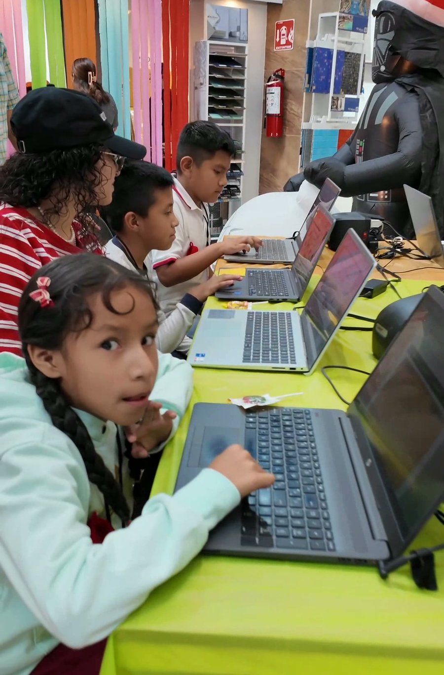 Ninos usando laptops con inteligencia artificial dirigidos por el equipo de Sistemas de Grupo Dalvi en Dalvimania