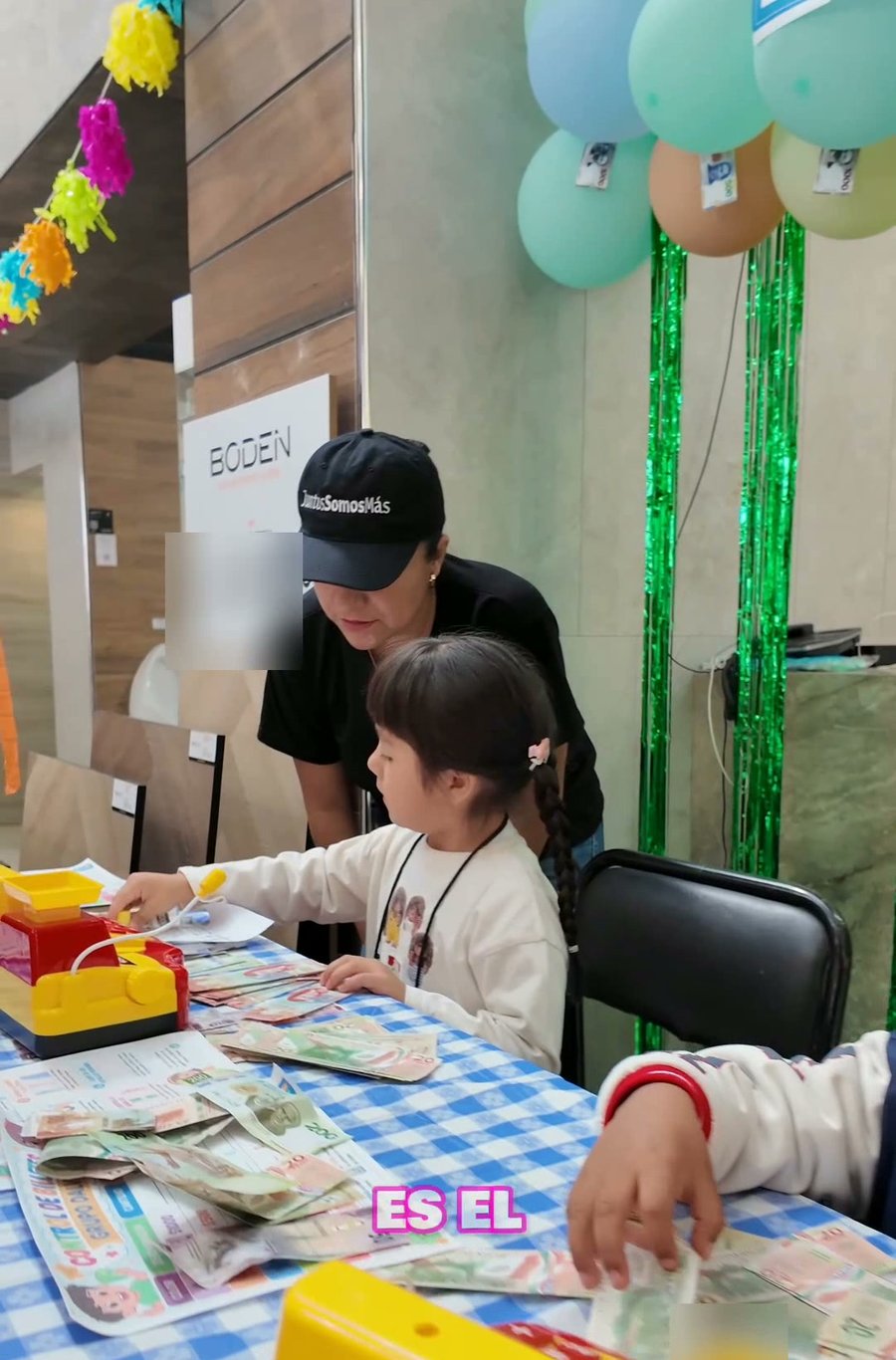 Mama colaboradora Dalvi jugando con su hija en mesa de actividades durante Dalvimania