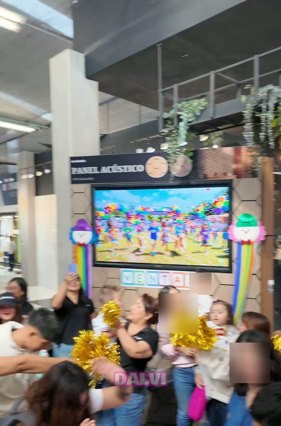 Celebracion final de Dalvimania 2026 en Grupo Dalvi con familias y porras