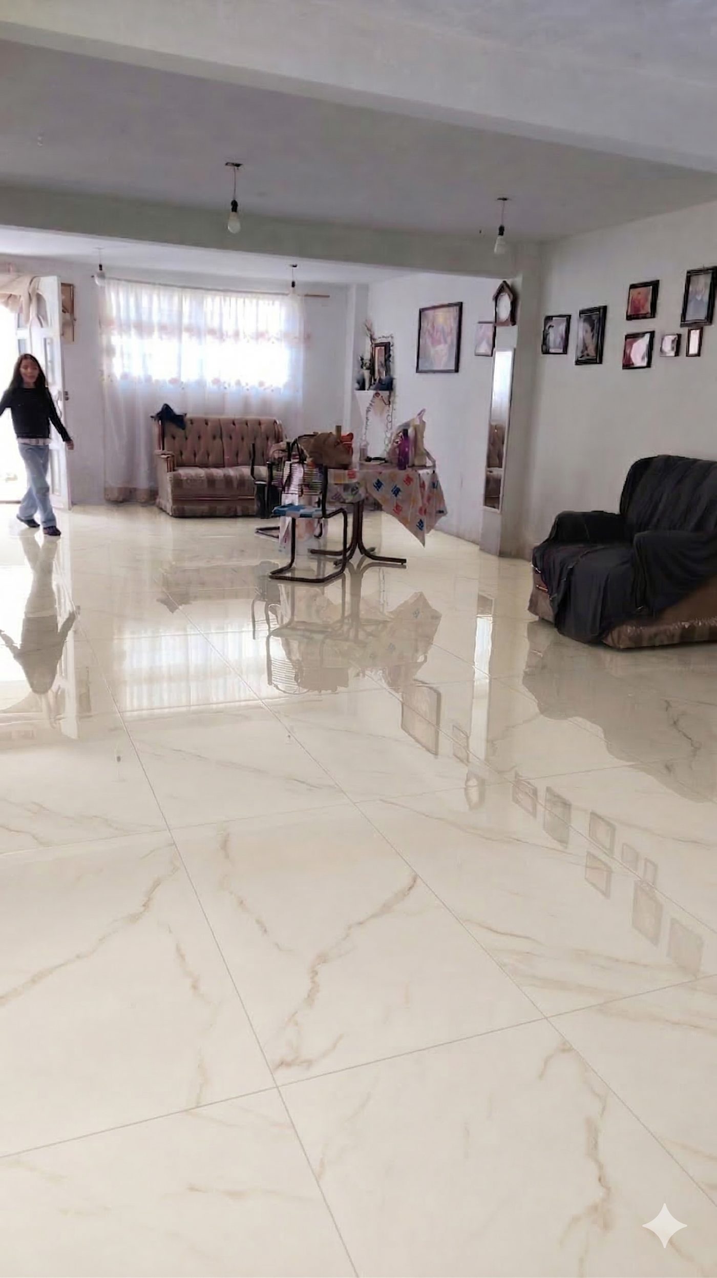 Sala con porcelánico Gold Onyx 60x120 brillante tipo onyx Rivarolo Grupo Dalvi