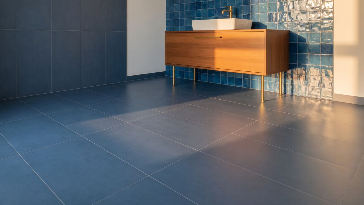 Baño con piso de porcelanato azul mate y muro de azulejo azul brillante — Grupo Dalvi Puebla