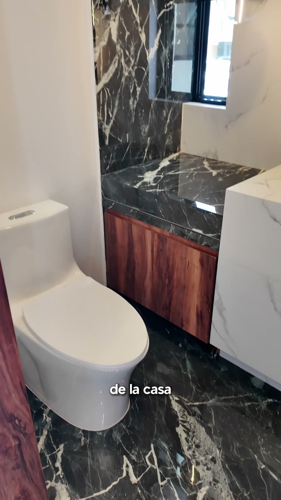Baño con acabados en porcelánico símil mármol, proyecto residencial asesorado por Mariana, Grupo Dalvi Puebla
