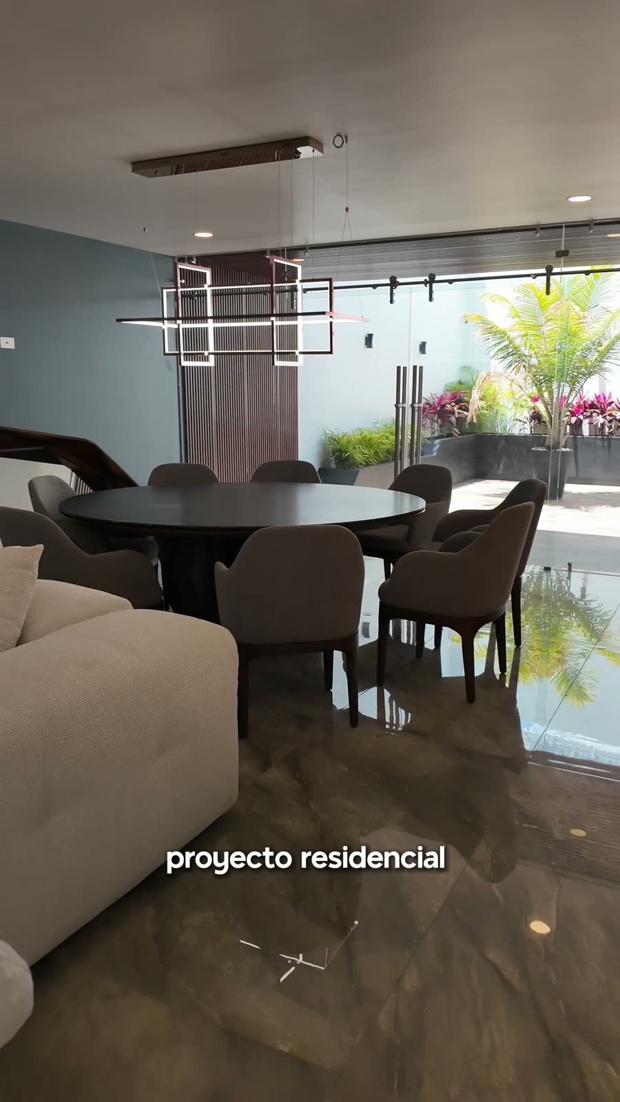 Comedor con piso de porcelanico gran formato en proyecto residencial de lujo, Grupo Dalvi Puebla