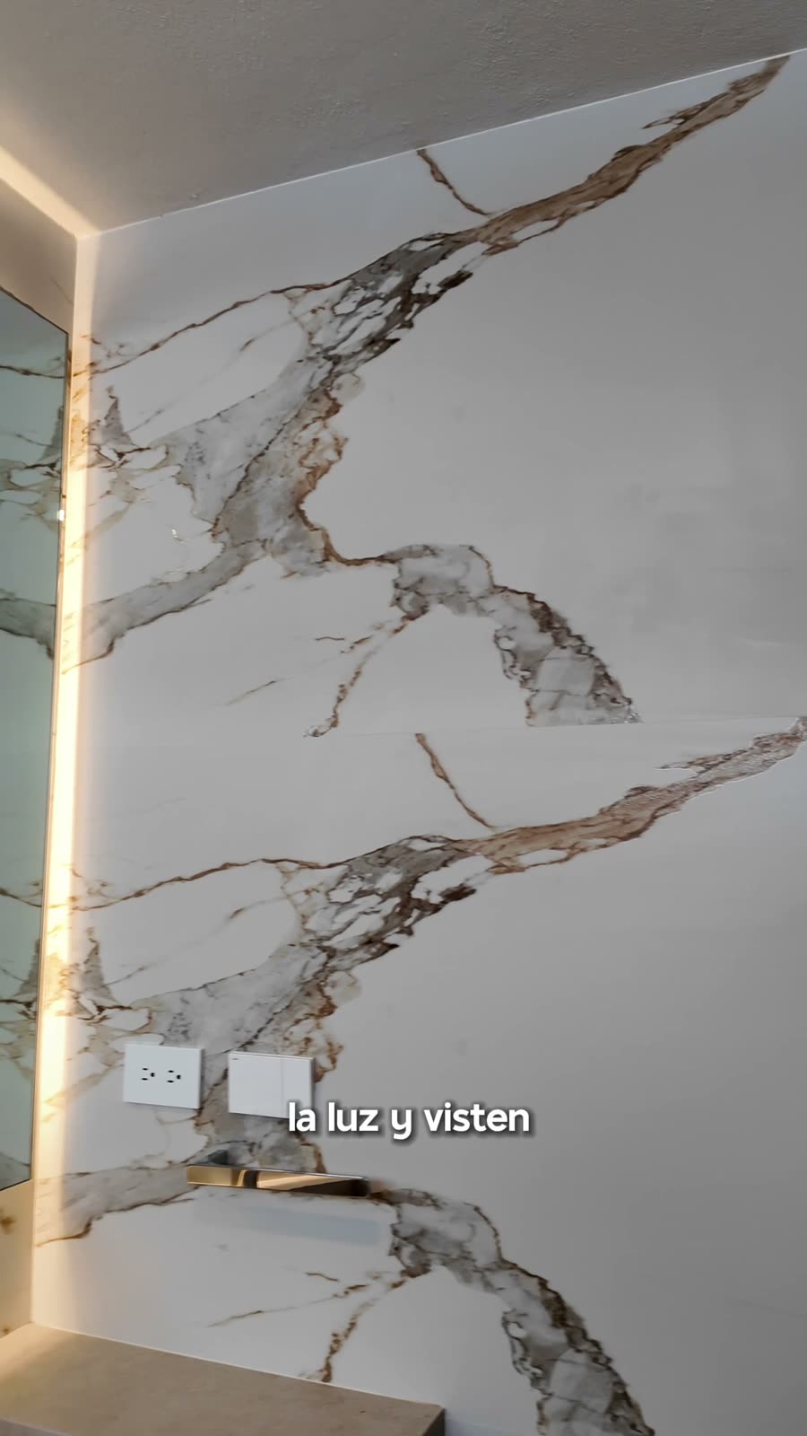 Muro en porcelánico símil mármol con iluminación integrada, proyecto residencial asesorado por Mariana, Grupo Dalvi Puebla