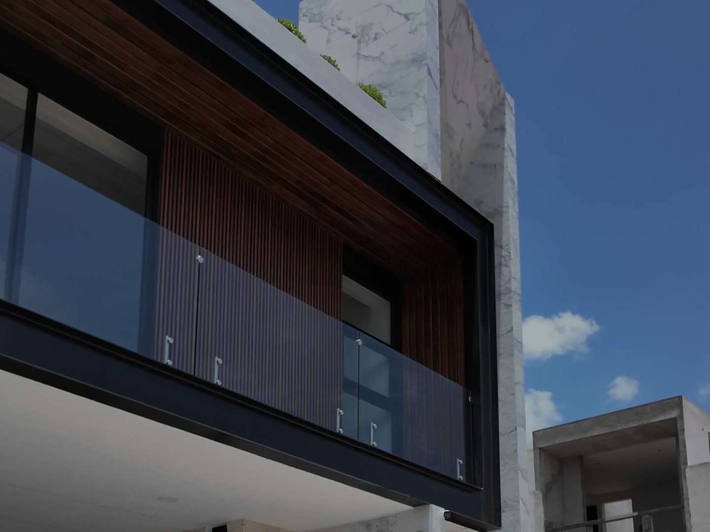 Fachada de residencia de lujo diseñada por Silva Arquitectos con acabados de Grupo Dalvi en Puebla