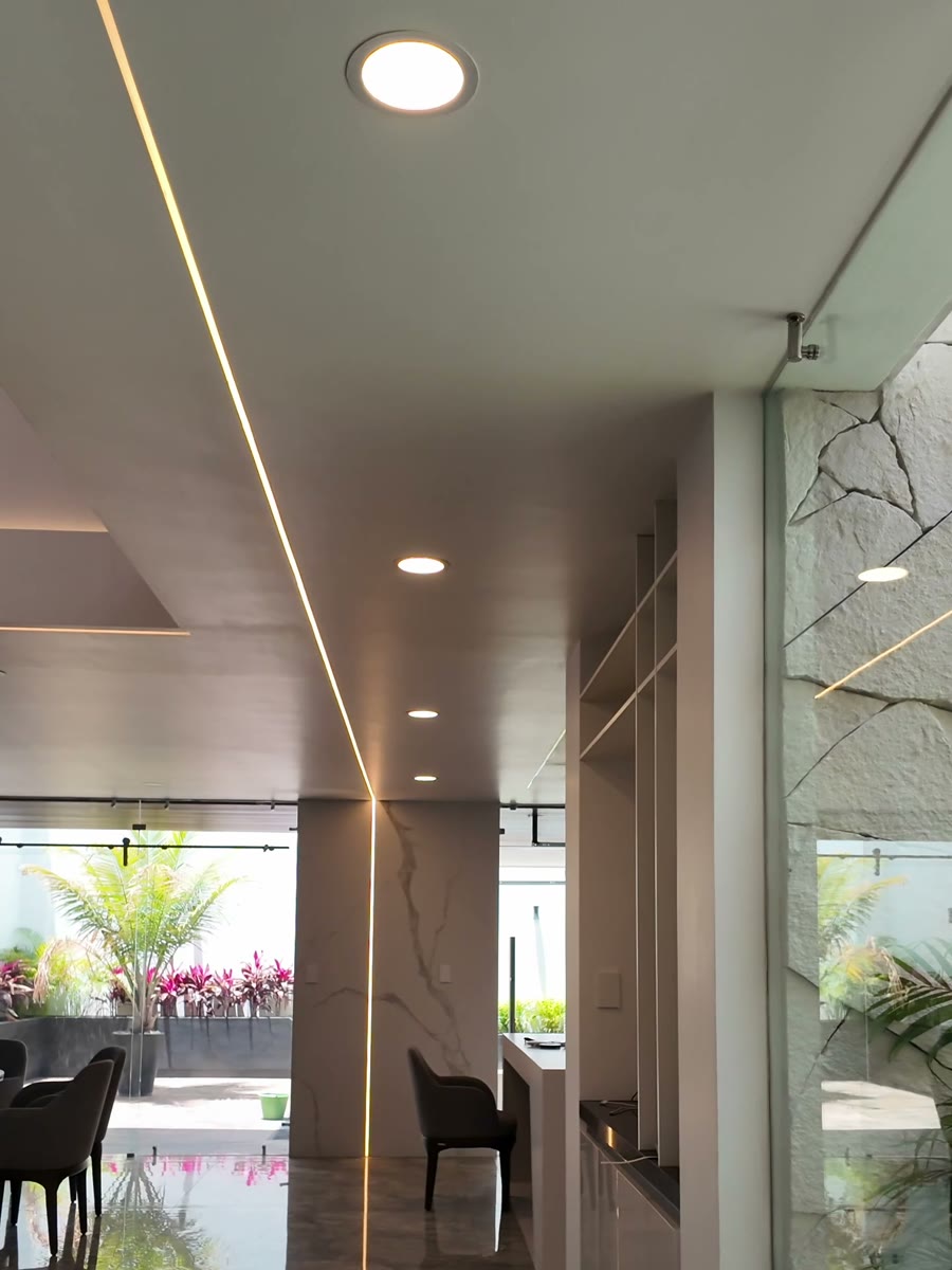 Sala con piso de porcelánico gran formato pulido en el proyecto residencial de Puebla