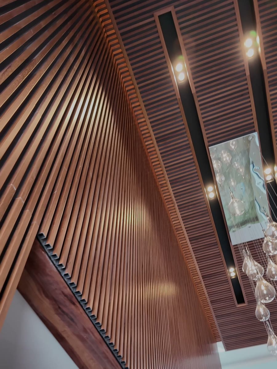 Techo de doble altura con lambrín de madera en tiras del proyecto de Silva Arquitectos con Grupo Dalvi