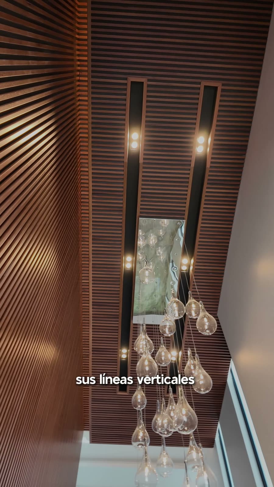 Techo con duela de madera en tiras verticales, proyecto residencial asesorado por Mariana, Grupo Dalvi Puebla