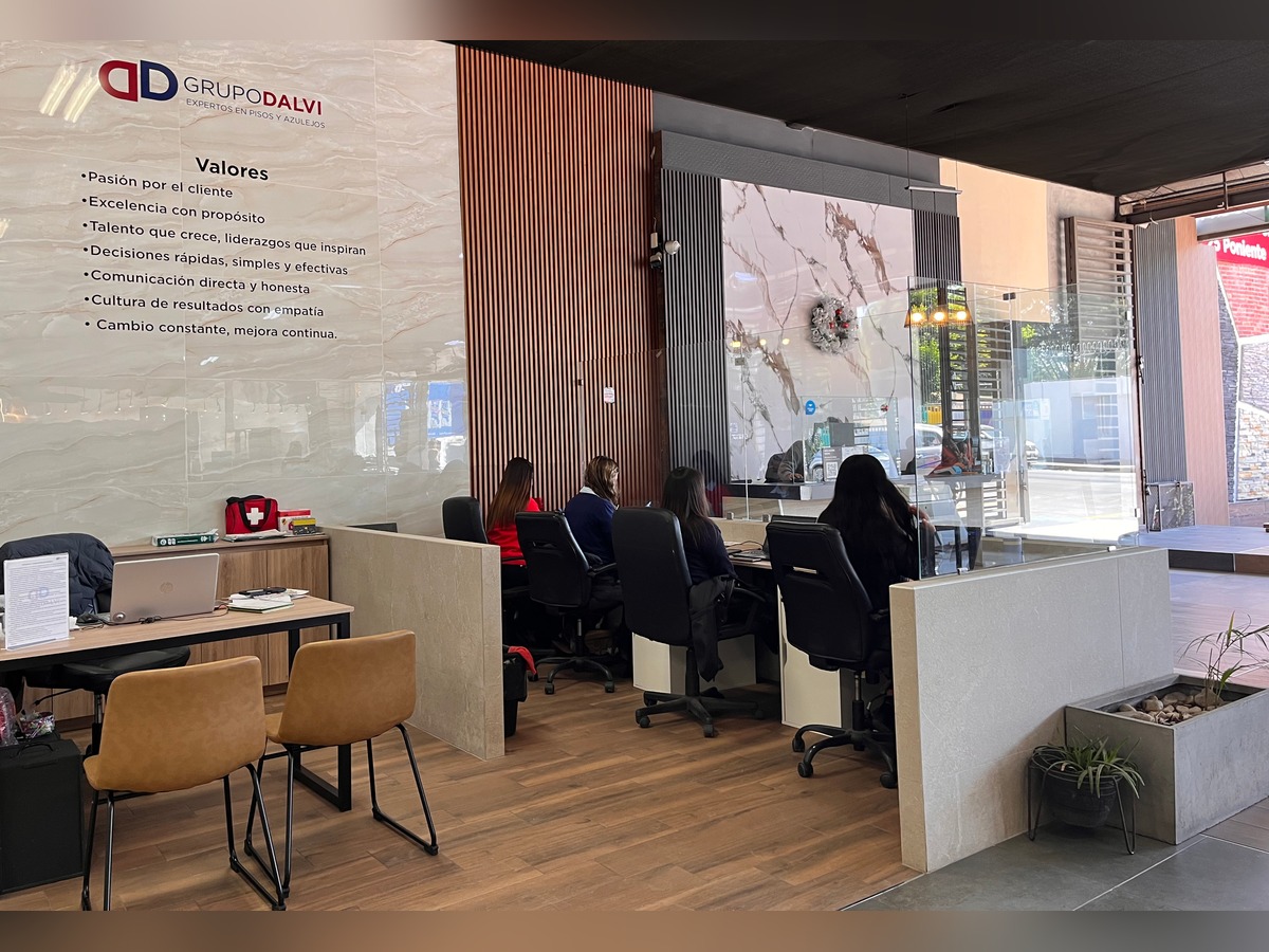 Equipo de asesoría de Grupo Dalvi atendiendo en el showroom de Av. 25 Poniente, Puebla
