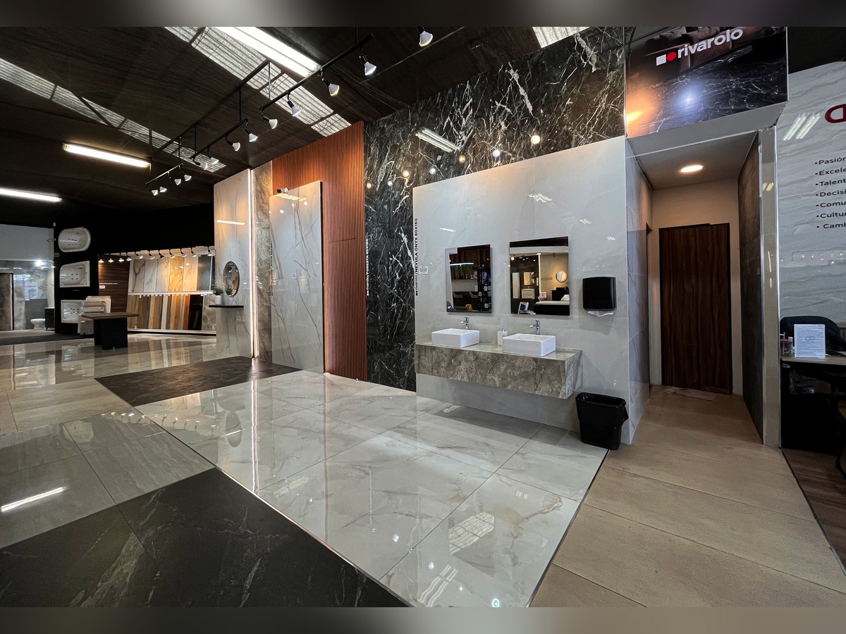 Montaje de baño en el showroom de Grupo Dalvi con muro tipo mármol y piso de gran formato de la marca Rivarolo, Av. 25 Poniente, Puebla