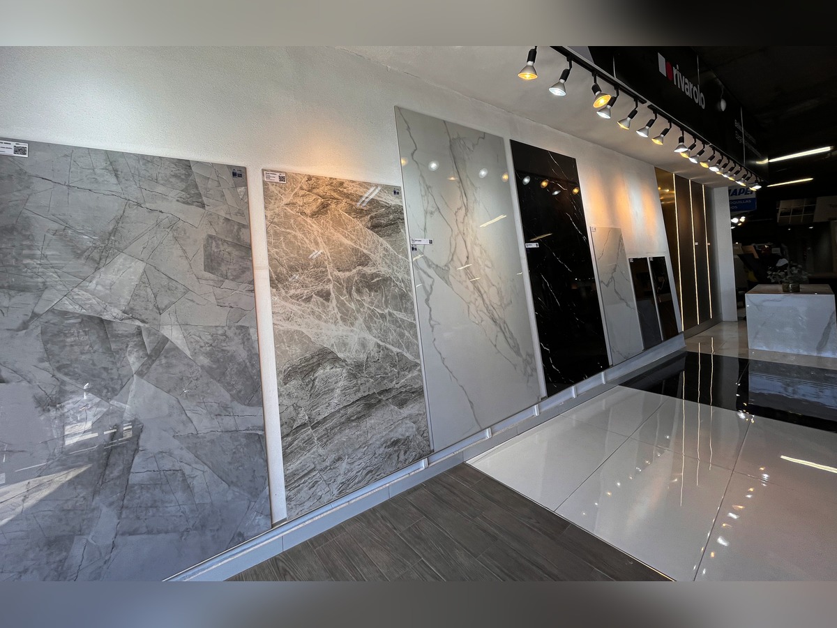 Tableros de porcelánico Rivarolo de gran formato tipo mármol exhibidos en el showroom de Grupo Dalvi en Av. 25 Poniente, Puebla
