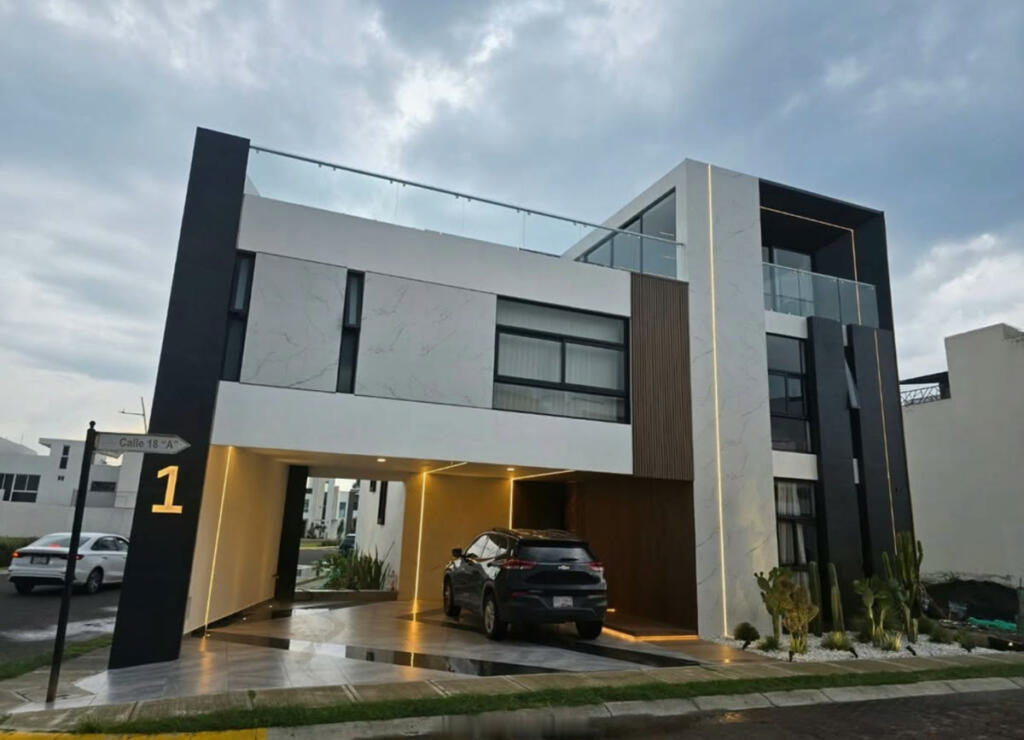 Casa Andrea's 20, obra terminada de Silva Arquitectos en La Antigua Cementera, Puebla, con fachada en porcelanico simil marmol