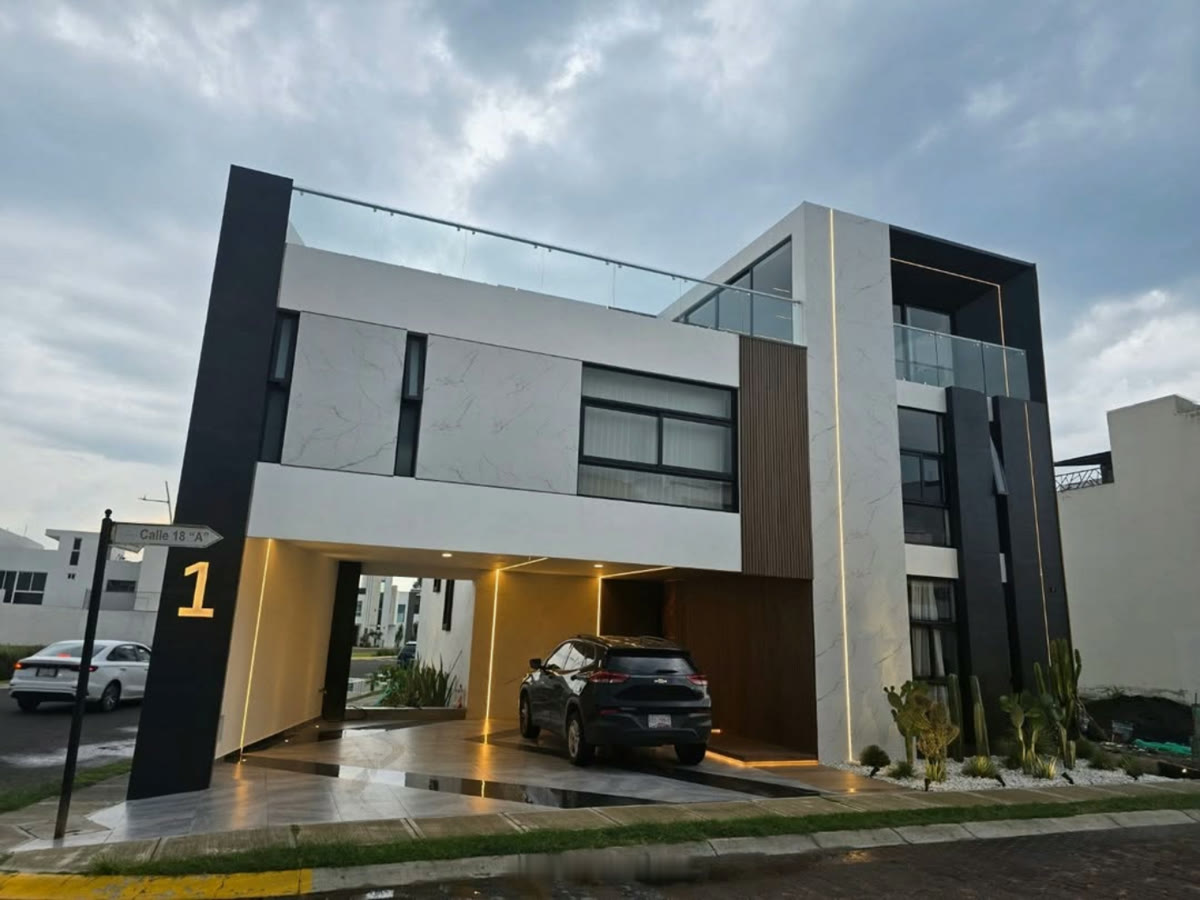Casa Andrea's 20, obra terminada de Silva Arquitectos en La Antigua Cementera, Puebla, con fachada en porcelanico simil marmol