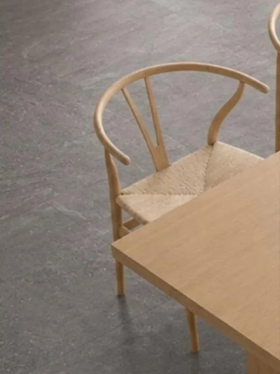Ambiente de referencia del piso Copenhague Dark 59.3x59.3 cm, cerámico rectificado mate