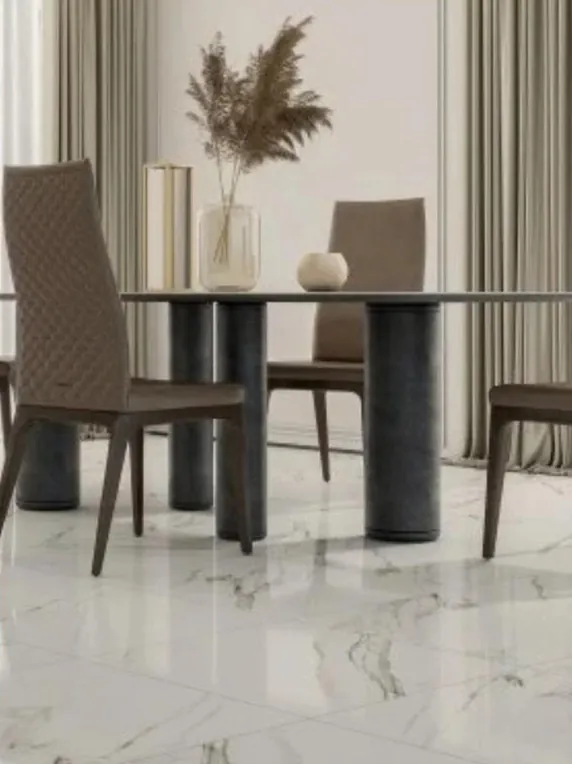 Ambiente de referencia del piso Travali Brillo 61x61 cm, cerámico rectificado brillante