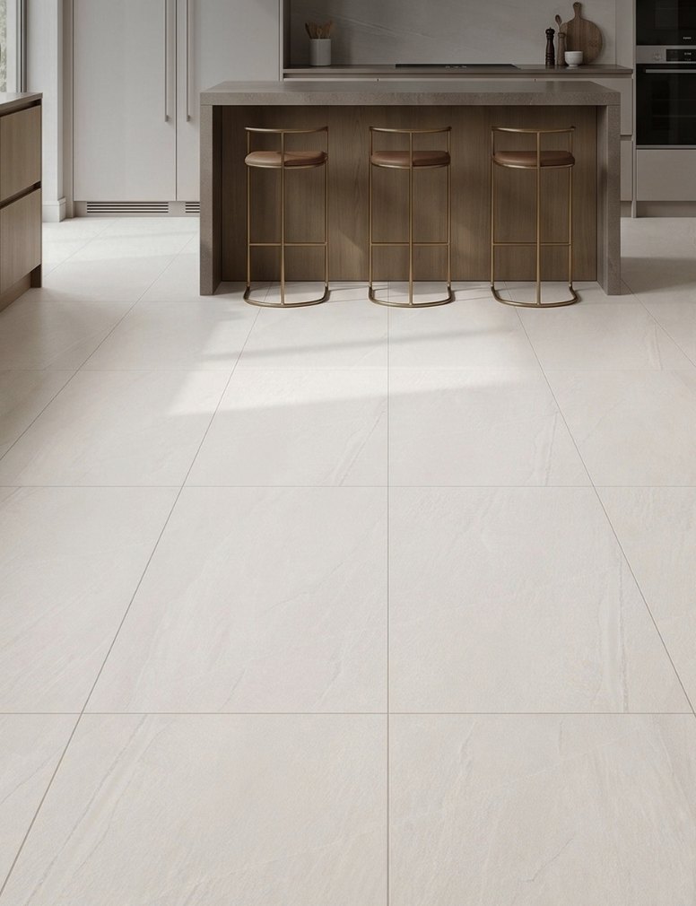 Piso Helsinki 60x120 mate de Cesantoni en cocina luminosa blanco hueso, Grupo Dalvi Puebla