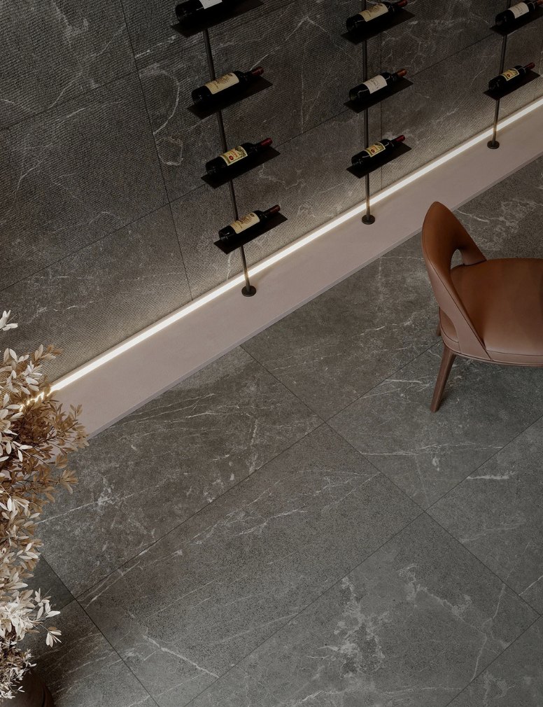 Piso Indigo Grip 60x120 de Cesantoni en comedor gris con muro de cava, Grupo Dalvi Puebla